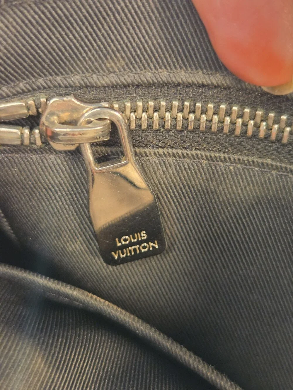 Louis Vuitton Roman MM Taiga Messenger Bag Black Leather W12.59
